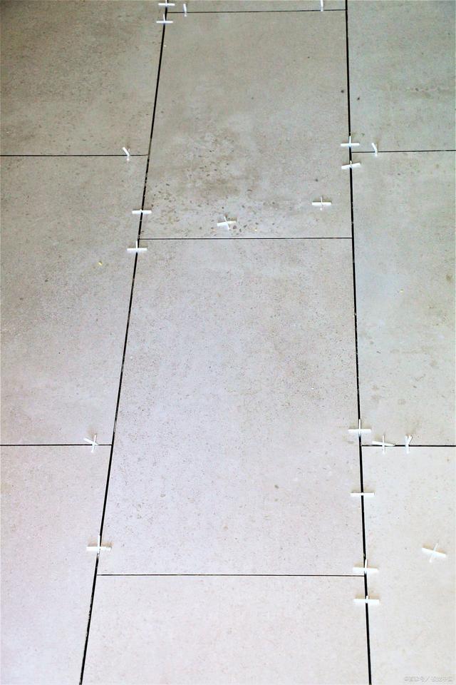 瓷砖空鼓打胶多少一斤正常呢图片(瓷砖空鼓打胶多少一斤正常呢图片视频)