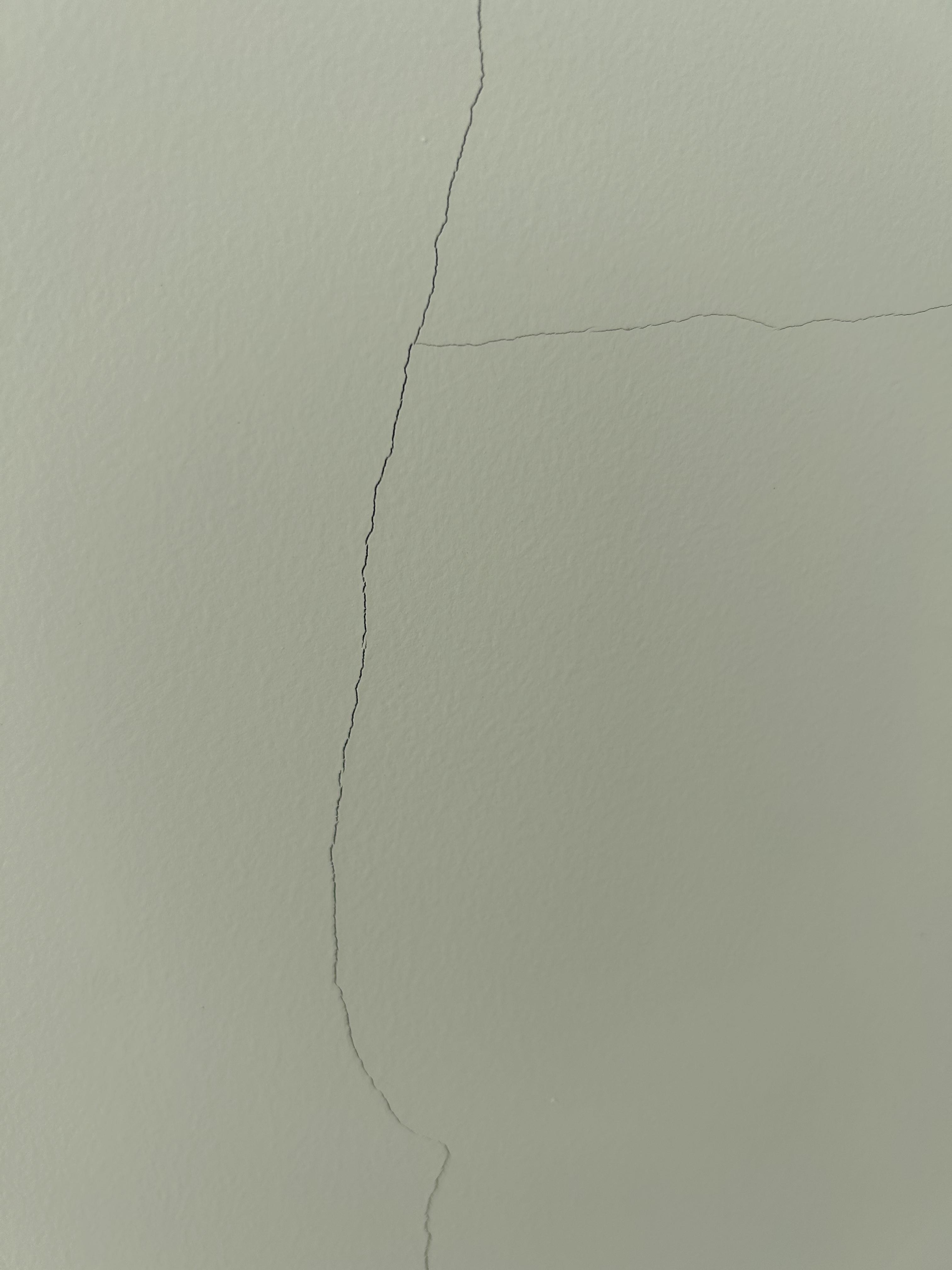 墙砖开裂正常吗图片(墙面砖开裂是怎么造成的) 墙砖开裂正常吗图片(墙面砖开裂是怎么造成的)